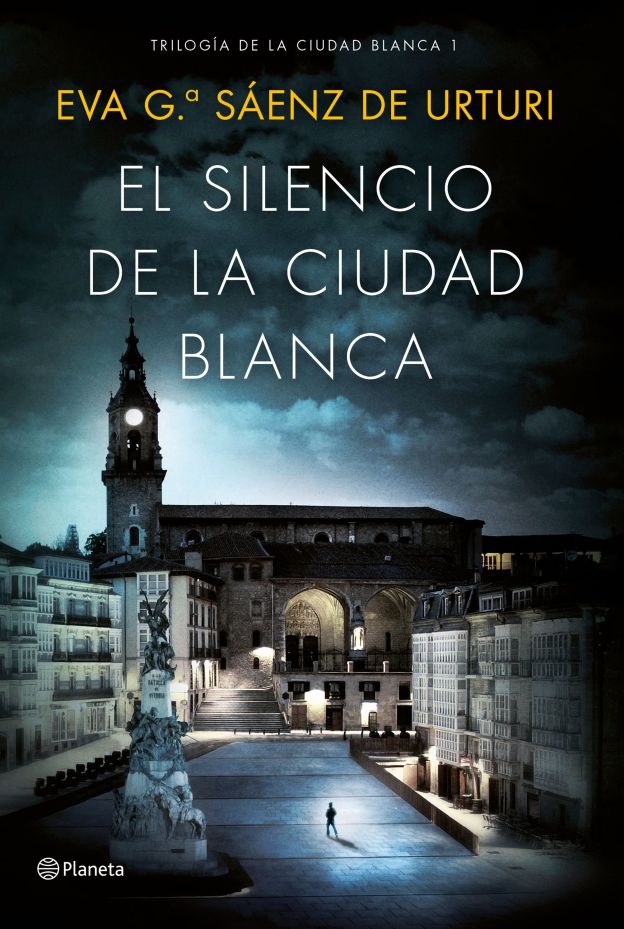 'EL SILENCIO DE LA CIUDAD BLANCA' de Eva G. Saenz de Urturi (Ficción 4) | Tasio Ortiz de Zárate, el brillante arqueólogo condenado por los extraños asesinatos que aterrorizaron la tranquila ciudad de Vitoria hace dos décadas, está a punto de salir de prisión en su primer permiso cuando los crímenes se reanudan de nuevo: en la emblemática Catedral Vieja de Vitoria, una pareja de veinte años aparece desnuda y muerta por picaduras de abeja en la garganta. Poco después, otra pareja de veinticinco años es asesinada en la Casa del Cordón, un conocido edificio medieval.