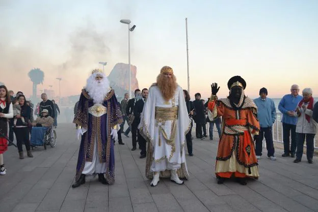 Los tres Reyes Magos a su llegada al municipio de Calp el pasado año. 