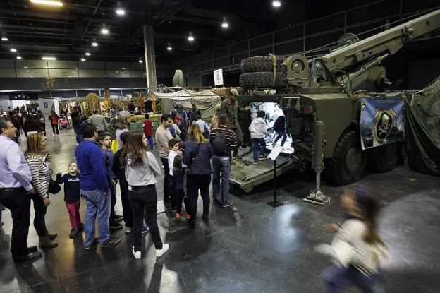 Colas de público esperando visitar ayer las instalaciones del Ejército en Expojove. 