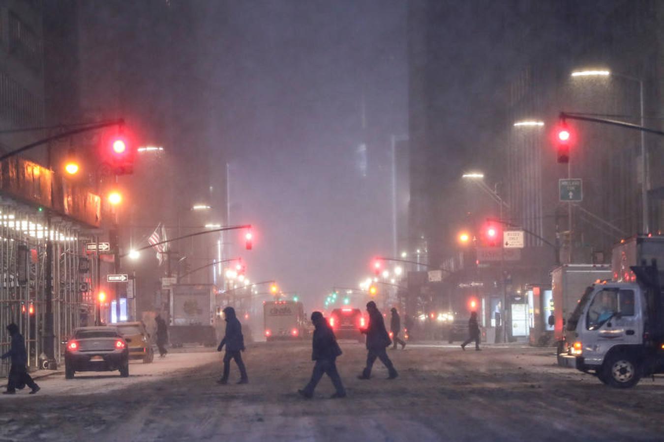 La ciudad de Nueva York y sus alrededores sufrió este jueves la tormenta de nieve más intensa de la temporada, con vastas áreas en estado de emergencia y los aeropuertos JFK y LaGuardia con sus operaciones suspendidas. Tras la tormenta se espera más frío y la sensación térmica puede ser estos días de hasta -30ºC.