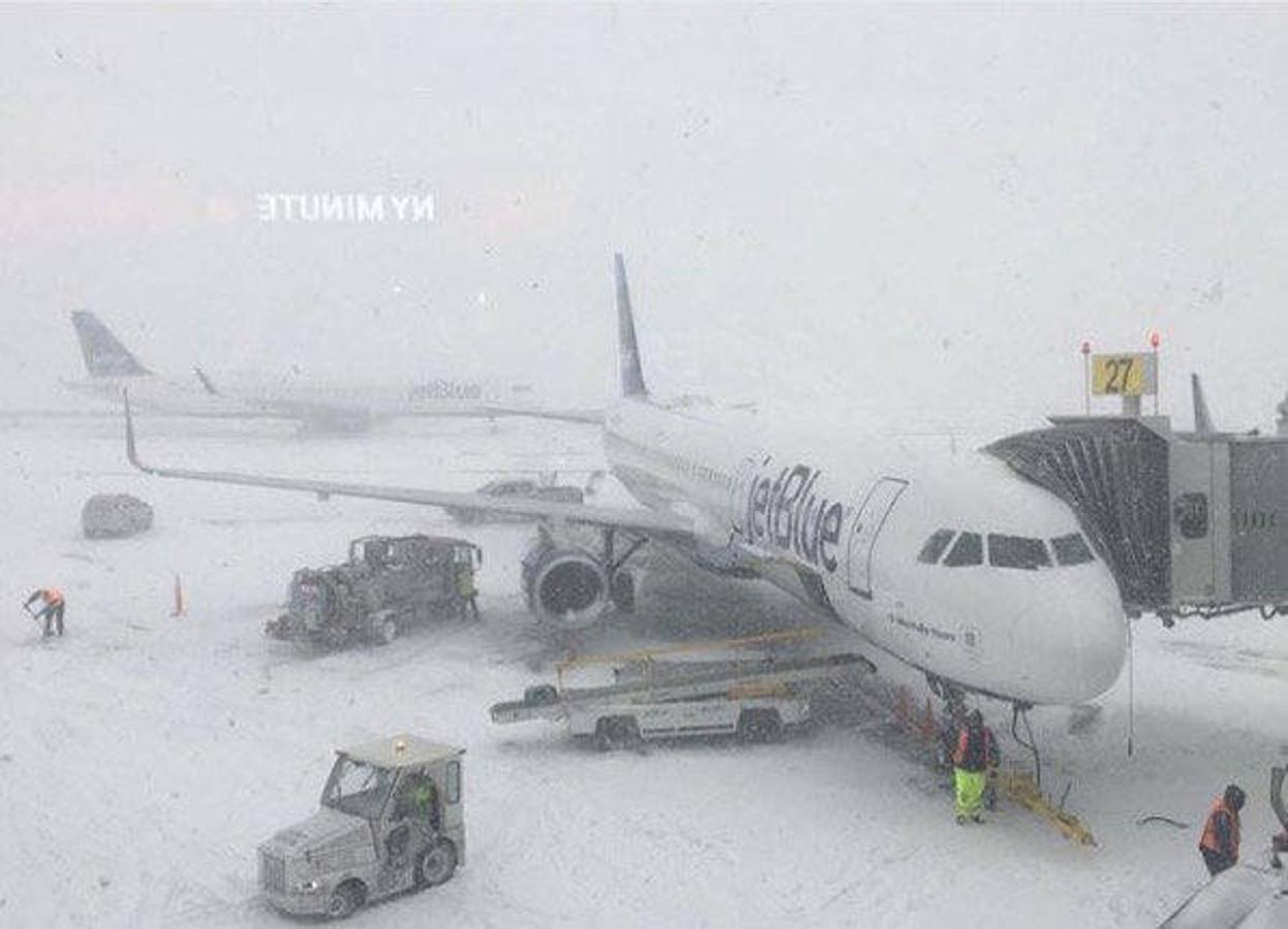 La ciudad de Nueva York y sus alrededores sufrió este jueves la tormenta de nieve más intensa de la temporada, con vastas áreas en estado de emergencia y los aeropuertos JFK y LaGuardia con sus operaciones suspendidas. Tras la tormenta se espera más frío y la sensación térmica puede ser estos días de hasta -30ºC.