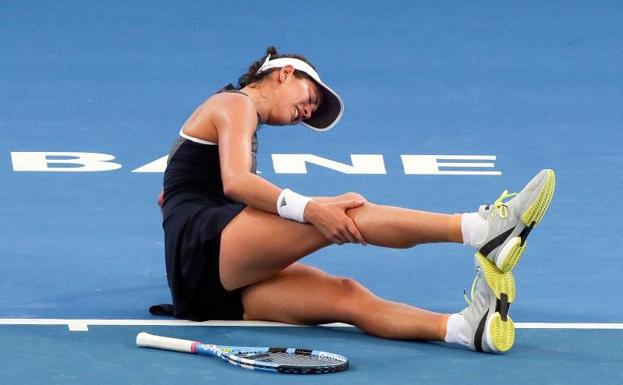 Los calambres obligaron a Garbiñe Muguruza a retirarse en Brisbane. 