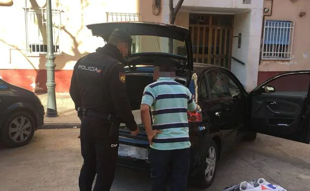 Los agentes inspeccionan el coche sustraido 