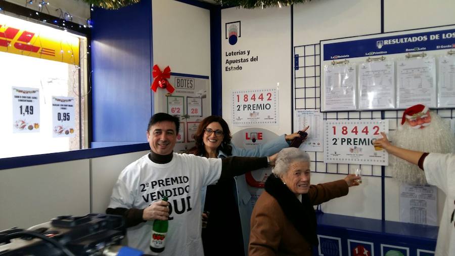 Fotos de la celebración del segundo premio de la Lotería de &#039;El Niño&#039; en Carlet y Benijófar