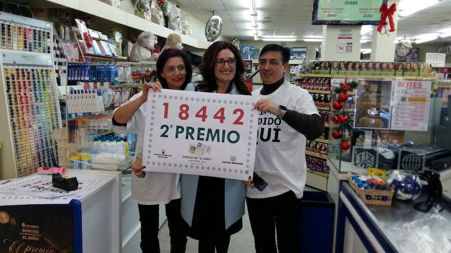 Fotos de la celebración del segundo premio de la Lotería de &#039;El Niño&#039; en Carlet y Benijófar