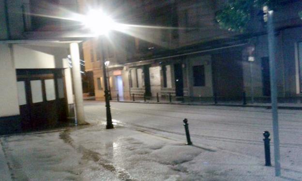 El granizo cubre una calle de Jérica. 