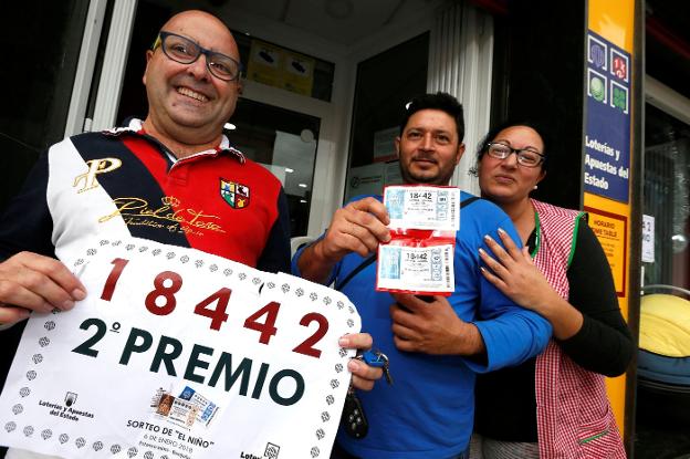 Agraciados con el segundo premio del Sorteo del Niño lo celebran en la delegación de loterías de Benijófar. 