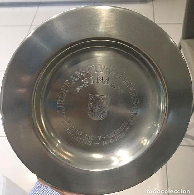 Compran por 800 euros un plato que el Arsenal dio al Valencia en la Recopa