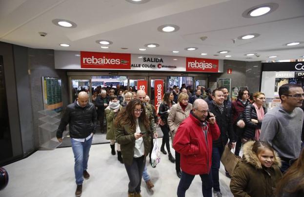 Inicio de la campaña de rebajas en un establecimiento comercial de Valencia. 