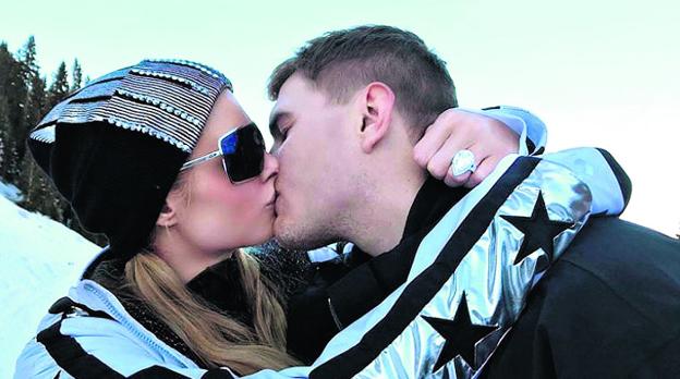 Paris Hilton, con el anillo visible en la mano, se besa con Chris Zylka en Aspen. 