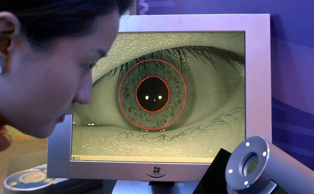 Le han implantado un chip en el ojo.