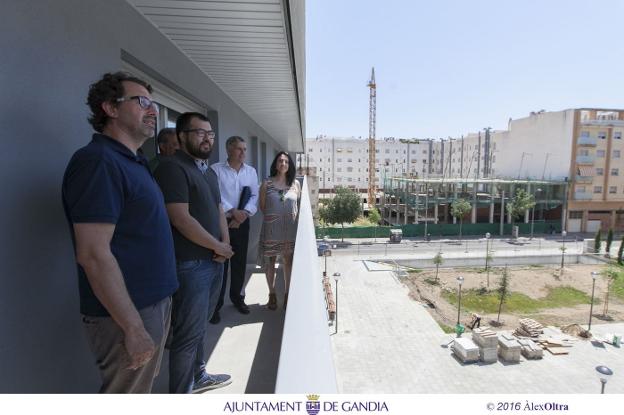 El coordinador de Urbanismo, Vicent Mascarell; el edil Nahuel González y responsables de la Generalitat, en Simancas en 2016. 
