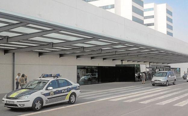 Un coche patrulla de la Policía Local en la puerta del Hospital La Fe.