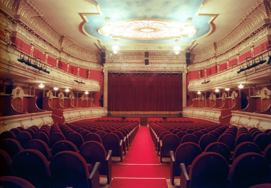 Sobre el escenario: El teatro Olympia ha sido para la carrera "profesional y personal" de María Abradelo "un punto imprescindible". "Allí, en el año 94 y antes de aterrizar en Valencia, protagonicé el musical 'Yola' y años más tarde, en el 2012 y ya en la terreta, pisé el escenario del teatro con 'La Cenicienta', un musical que produje y donde puse en escena a más de 50 personas", recuerda. Como consecuencia de todas aquellas horas que pasó en él confiesa haberse llevado "grandes amigos".