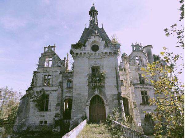 El castillo de Mothe-Chandeniers está situado en una pequeña localidad de la región gala de Nueva Aquitania llamada Les Trois-Moutiers. El edificio, del siglo XIII, es una joya del patrimonio medieval francés conocido, coloquialmente, como el 'Castillo de la Bella Durmiente'.