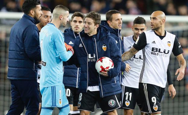 Vietto es felicitado por sus compañeros que le firmaron el balón.