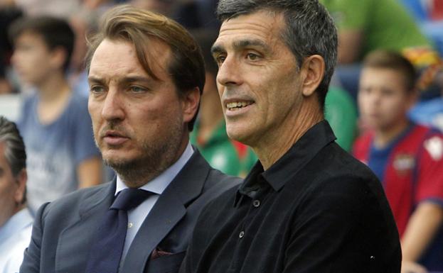 El presidente y el entrenador del Levante UD, Quico Catalán y Muñiz, antes de un partido.