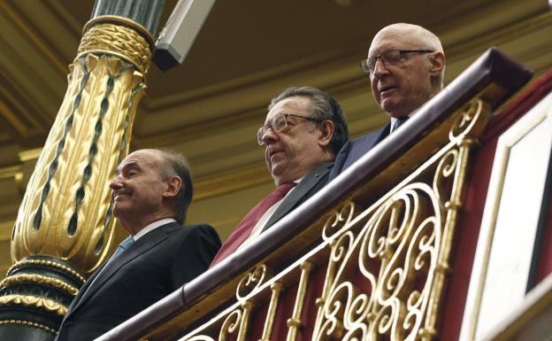 Los ponentes de la Constitución Miquel Roca, Miguel Herrero Rodríguez de Miñón y José Pedro Pérez Llorca.