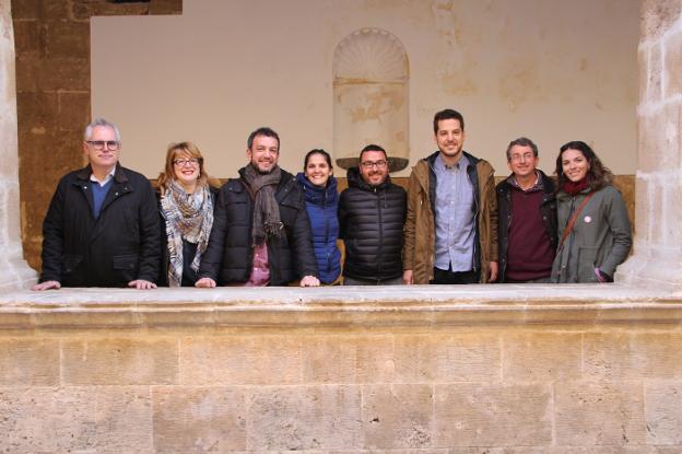 Los integrantes del equipo de gobierno de Benissa (Reiniciem, PSPV y Compromís), ayer, en la Lonja de contratación. 