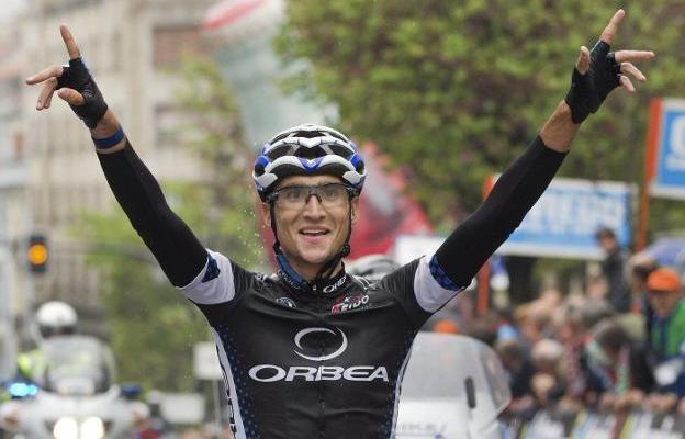 Víctor levanta los brazos el día que ganó la etapa de la Vuelta a Astuarias con el Orbea.