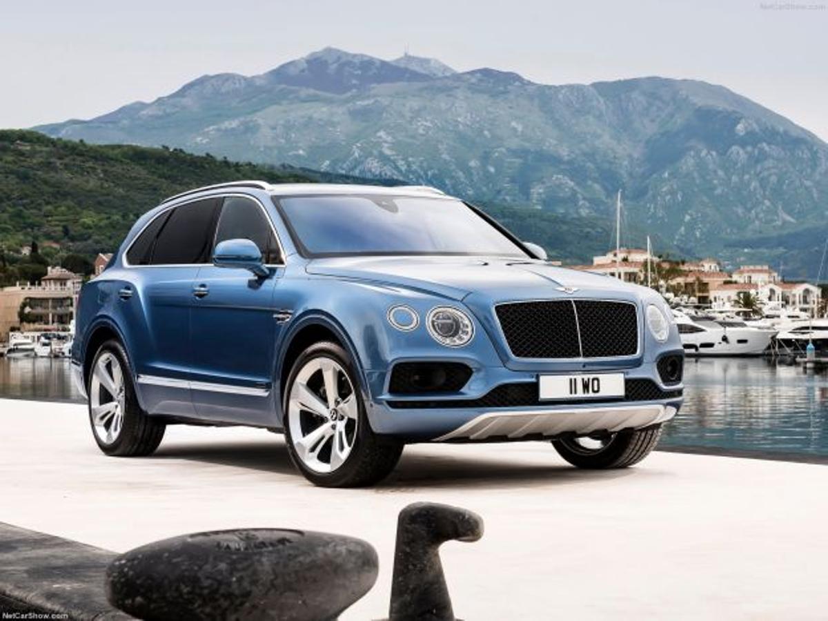 1. Bentley Bentayga | 240.000 euros. Ganador sorpresa, ya que si nos ceñimos al precio de tarifa, el Lamborghini no es el 4x4 más caro a la venta en España, sino el Bentley Bentayga. La gama de este SUV arranca justo por debajo de los doscientos mil euros y llegan a los 240.000 si elegimos el motor V12 de 608 CV. Entre las opciones hay una pintura de 30.000 euros, un equipo de audio de 9.000 y unas mesitas tipo pic-nic por 2.200 euros.