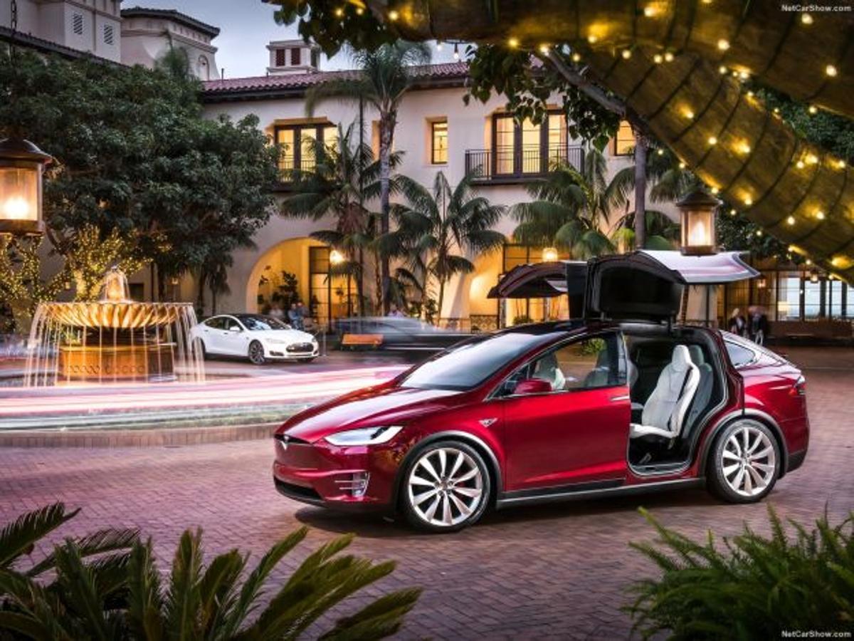 4. Tesla Model X P100D 7 plazas | 172.400 euros. ¿Sabías que Tesla tenía un SUV en su gama? El secreto es que este coche no parece un SUV, sino un turismo algo más alto. Eso sí, por dentro es un alucine, y las puertas con apertura del tipo ‘Regreso al Futuro’, todo un puntazo. El más económico sale por 97.000 euros, pero si queremos más autonomía, tracción total y siete plazas, la tarifa se dispara hasta 172.400 euros. Eso sí, recargarlo en los cargadores Tesla es gratis de por vida.