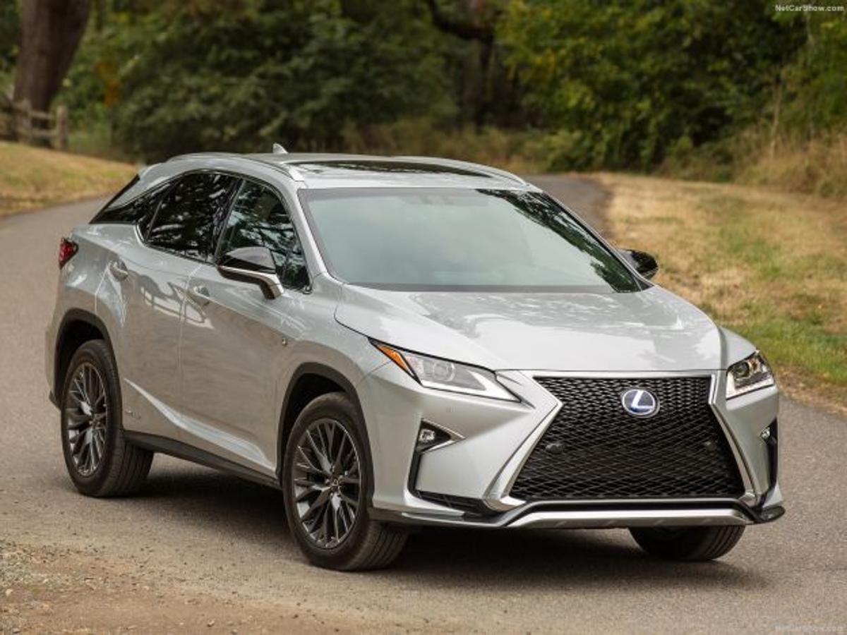 12. Lexus RX450h Luxury | 93.000 euros. Si pensabas que Tesla y Volvo iban a ser los únicos modelo ‘eco’ de este grupo, estás equivocado. Con el Lexus RX también ahorrarás un dineral en impuestos –algo que siempre gusta a los más pudientes- y en combustible, ya que su motor híbrido rinde 313 CV que llegan con espectacular silencio. La versión más económica tiene el mismo motor, pero cuesta menos de 70.000 euros.