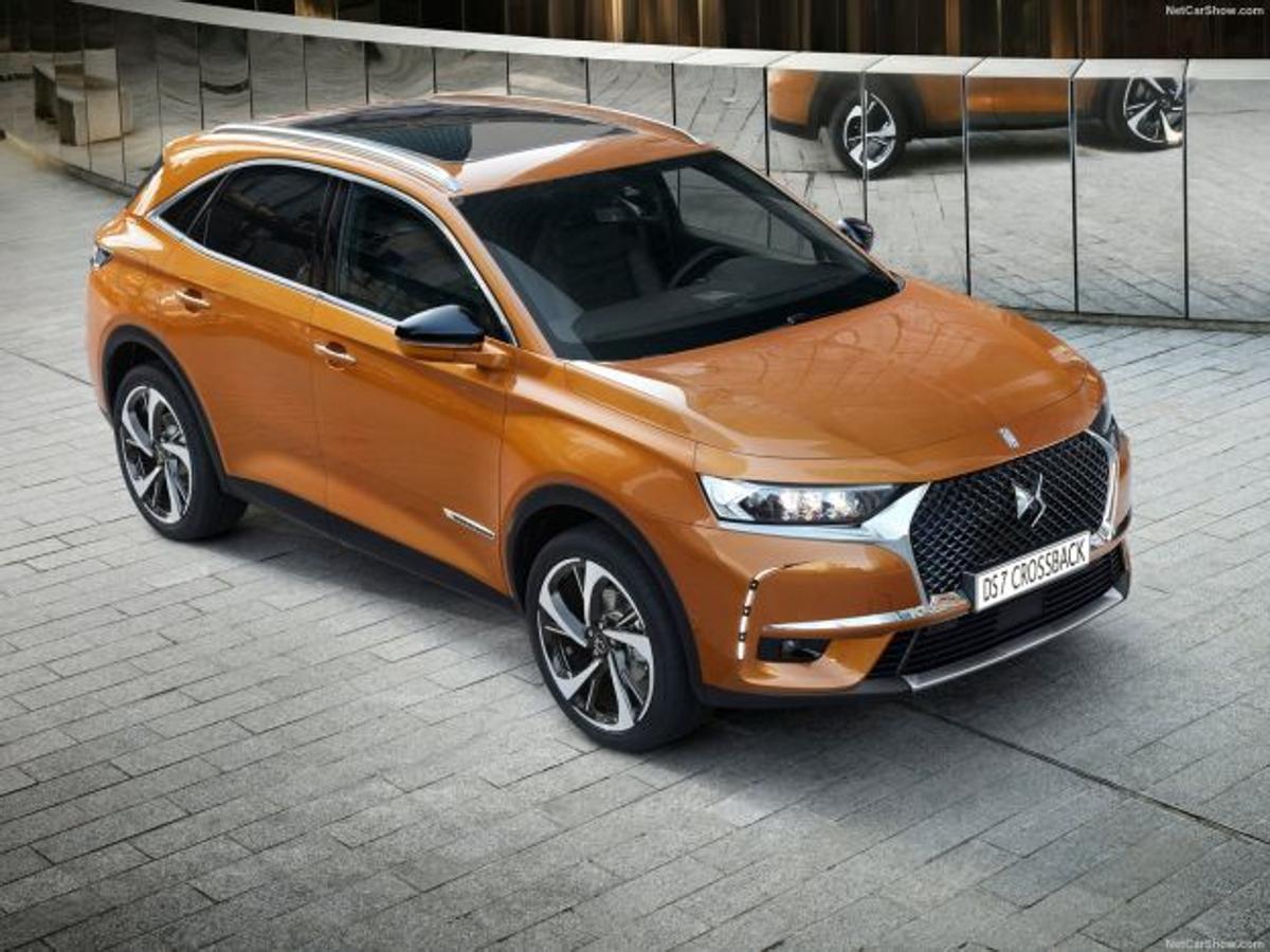 15. DS7 Crossback | 52.750 euros. Si el país del lujo es Francia, no podía faltar un representante de ‘le grandeur’ en esta lista, y se trata del DS 7 Crossback. Esta nueva marca, DS, toma su nombre del famoso Citroën DS ‘tiburón’, un prodigio de confort y tecnología. El DS7 retoma su espíritu y cuenta con versiones de hasta 225 CV por algo más de 50.000 euros. La gama se inicia en 32.000 euros y, para empujar su lanzamiento, el primer ministro francés, Emmanuel Macron, lo eligió para su desfile de investidura.