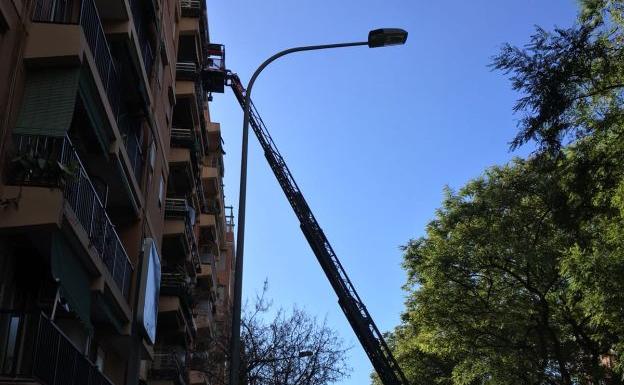 La escalera desplegada por los bomberos en la fachada del edificio.