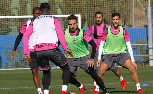 Muñiz se encierra con la plantilla en un tenso entrenamiento del Levante UD