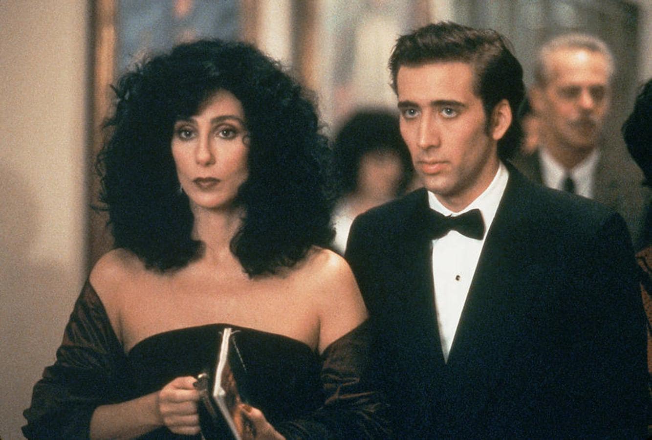 Hechizo de luna (1987). Loretta (Cher) decide contraer matrimonio con Johnny. Éste tiene que viajar a Sicilia para visitar a su madre enferma y pide a su prometida que invite a la boda a su hermano Rionnie (Cage), con el que no se habla.Tras conocerse, todo cambiará.