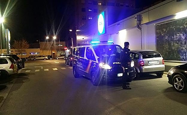 Dos policías salvan a un niño inconsciente que estaba en un coche en el parking de un supermercado de Valencia