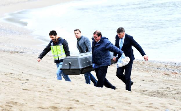 Trasladan el cadáver de la mujer aparecida en la playa.