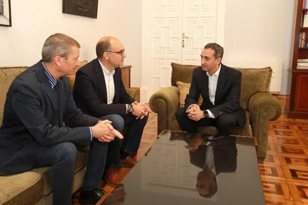 César Sánchez con los rectores. DA