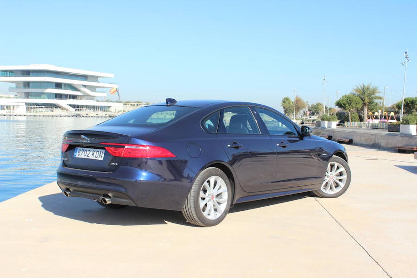 Jaguar estrena motor gasolina de 200 CV en la gama XF para dotar su elegante berlina de mayor dinamismo sin perder confort