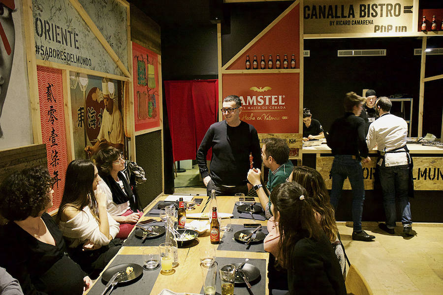 El restaurante, que estará abierto poco más de un mes, se situa en el Mercado de Colón (frente a Habitual, otro de los restaurantes de Camarena). Además, este curioso espacio tiene un aforo para 70 personas y va a abrir todas las noches, además de los viernes, sábados y domingos a mediodía.