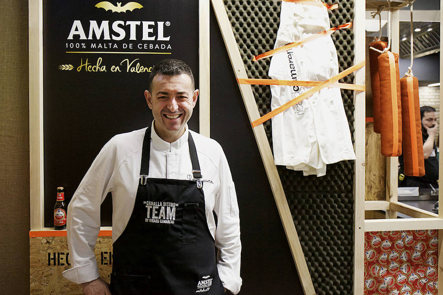 El restaurante, que estará abierto poco más de un mes, se situa en el Mercado de Colón (frente a Habitual, otro de los restaurantes de Camarena). Además, este curioso espacio tiene un aforo para 70 personas y va a abrir todas las noches, además de los viernes, sábados y domingos a mediodía.