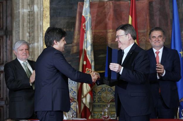 El presidente Ximo Puig durante la entrega del premio a José Rosiñol, presidente de Societat Civil Catalana.