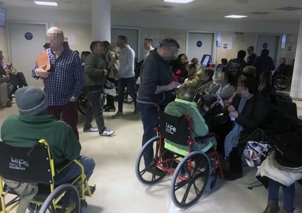 Pacientes en la sala de espera de Urgencias del Hospital La Fe. 