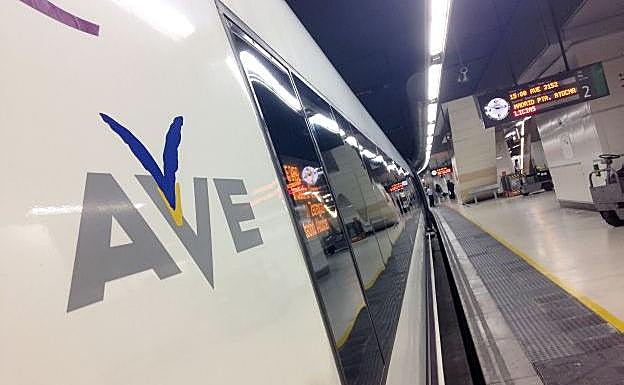 AVE en la estación. 