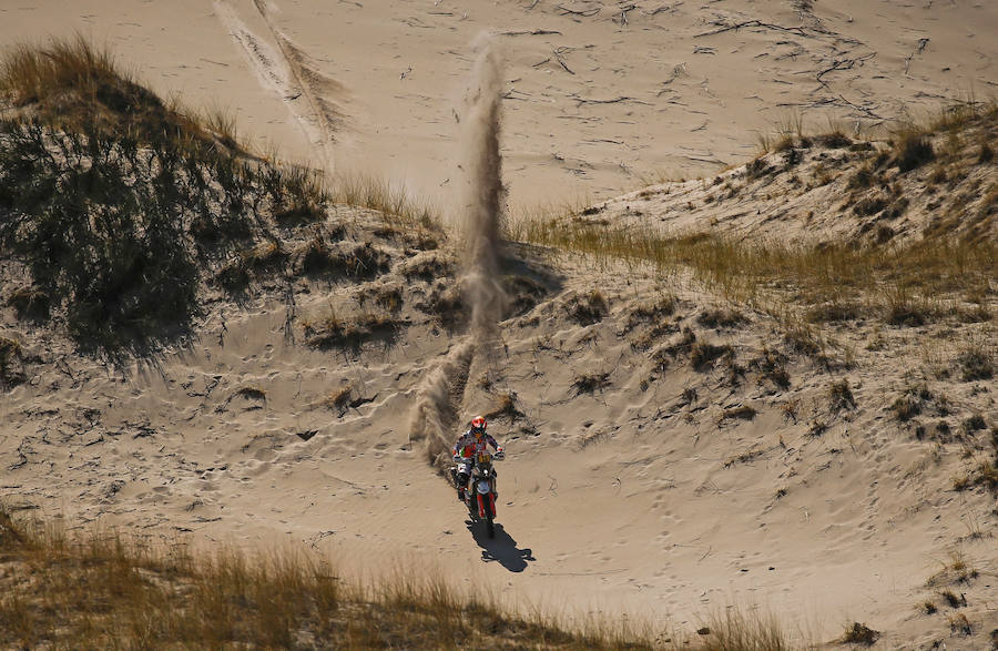 La española Laia Sanz, de KTM, compite durante la décima etapa del Dakar. 