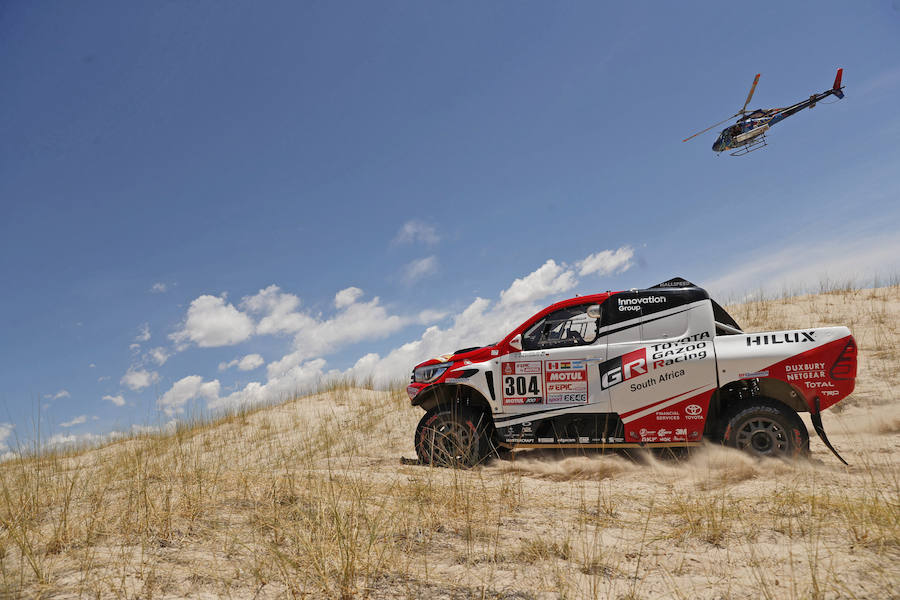 El sudafricano Giniel De Villiers, de Toyota, compite durante la décima etapa del Dakar. 