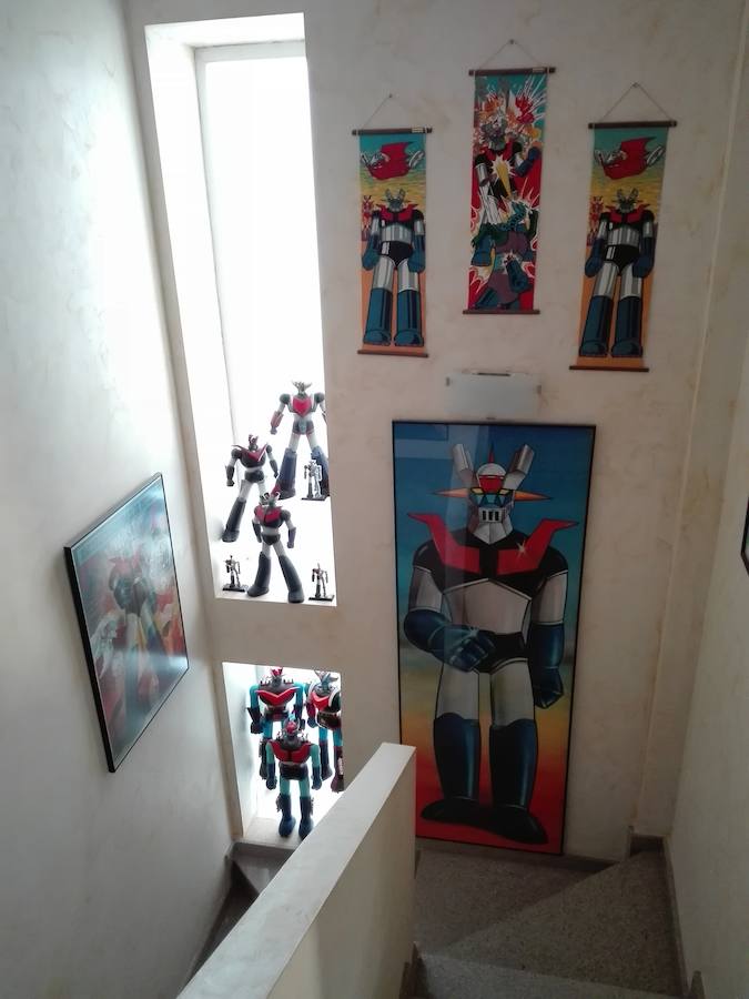 Mazinger Z resurge al grito de «¡puños fuera!». La serie de manga creada por el dibujante y guionista japonés Go Nagai cumple 40 años de su primera emisión televisiva en España y salta a la gran pantalla con la película 'Mazinger Z: Infinity' el próximo 19 de enero. El popular robot marcó un hito que caló en la sociedad y que ha dejado un gran legado en la Comunitat. Fallas, cómics, disfraces, juguetes y una de las mayores colecciones sobre del héroe de los 70 forman parte de ella. Visitamos a Carlos Chardí, experto valenciano en Mazinger Z, y Juanjo García, que ha convertido su casa en Elda en un auténtico museo.