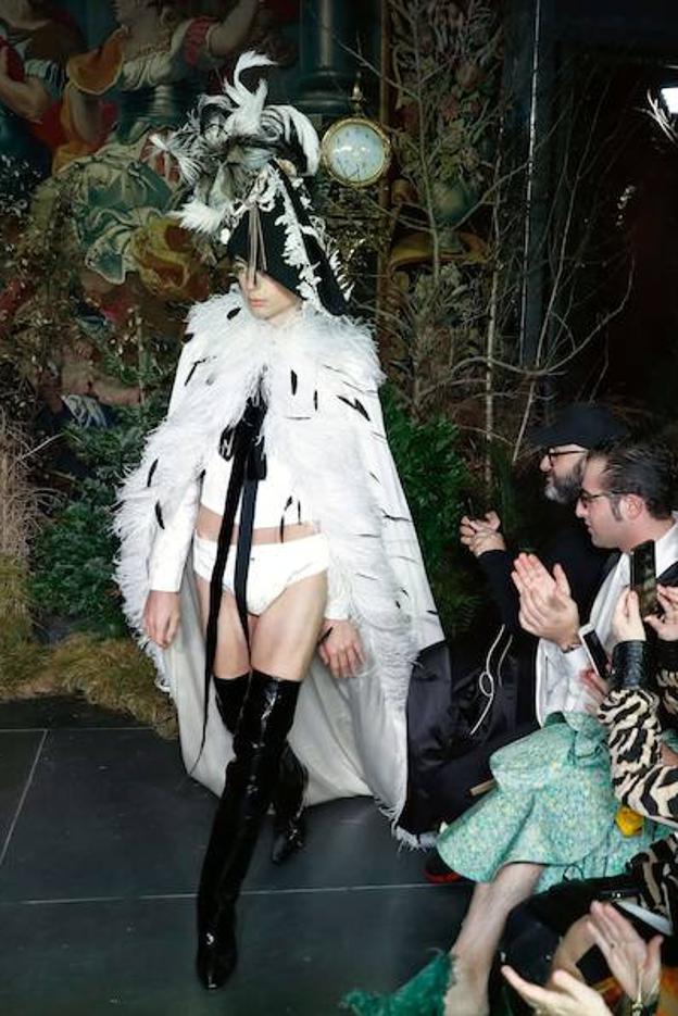 Dos modelos presentan las propuestas de Palomo Spain durante la Semana de la Moda masculina de París, que comenzó ayer. 