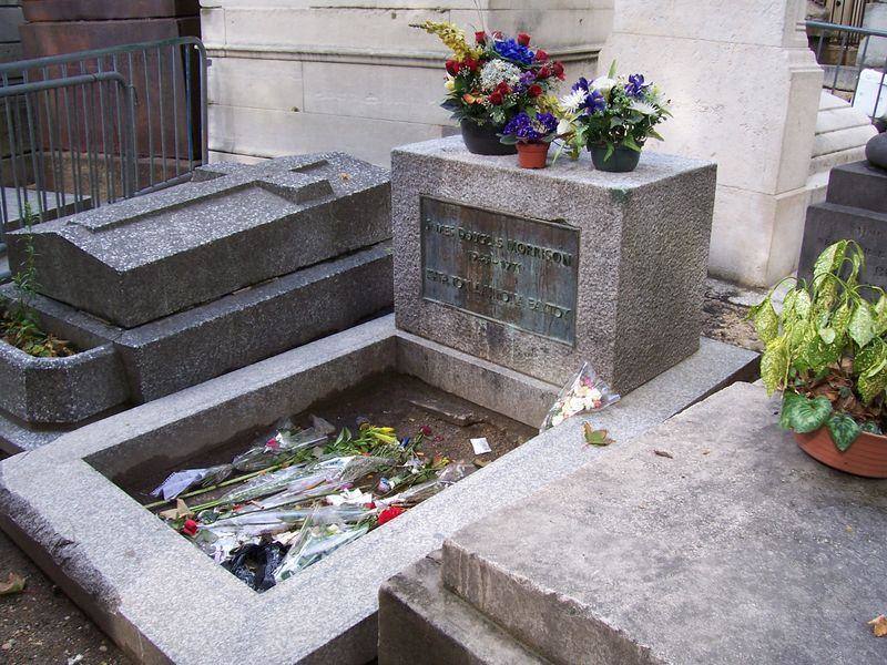 JIM MORRISON: En una tumba del cementerio de Père-Lachaise, cubierta de fotos, flores y cartas de amor que provienen de todo el mundo, yace Jim Morrison. Cerca de él, también se encuentran los restos mortales de Guillaume Apollinaire y Maria Callas.