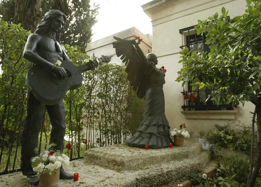 LOLA Y ANTONIO FLORES: La cantante y su hijo descansan en el cementerio de la Almudena, en Madrid, junto a dos grandes esculturas que siempre están llenas de flores y velas que depositan sus fans.