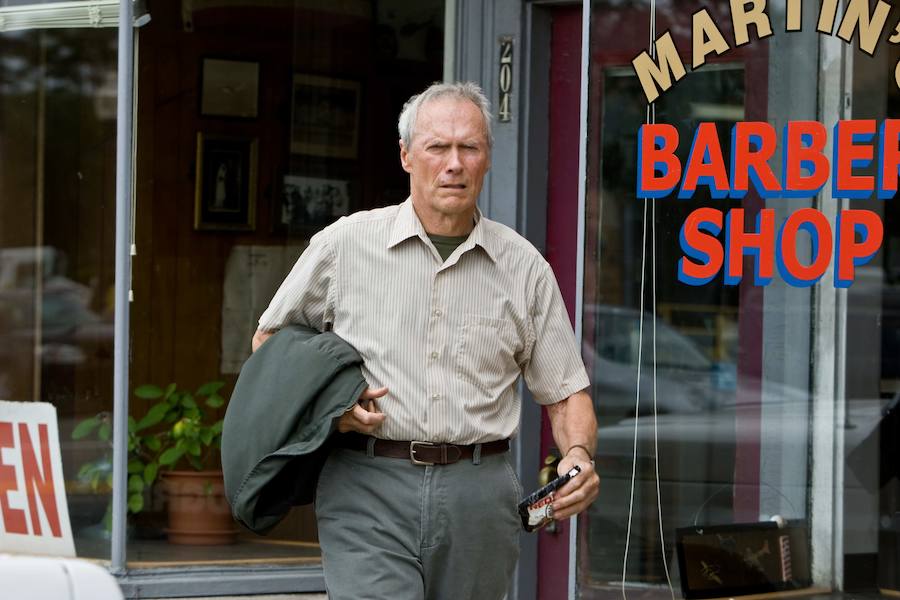 5. 'GRAN TORINO' (2008): "Eastwood se retiró de la interpretación desmitificando su imagen de tipo violento y lleno de prejuicios. Su trabajo delante y detrás de la cámara es apabullante, y el desenlace, toda una lección de cómo hacer cine para futuras generaciones", explica el escritor.