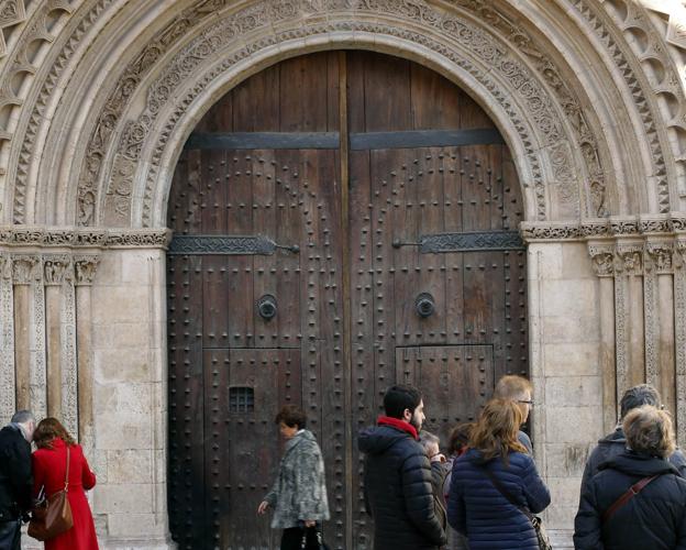 La fachada de la Catedral de Valencia.