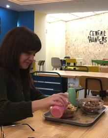 Imagen secundaria 2 - Desayuno de cereales con leche de colores en una cafetería especializada en el centro de Valencia.