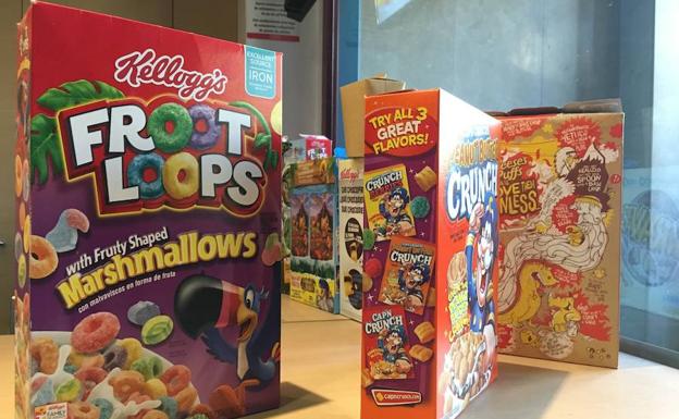 Imagen principal - 1. Los Froot Loops, cereales típicos de américa. 2. Las series y las películas como 'Matilda' o 'Cariño, he encogido a los niños' son protagonistas en las paredes de Cereal Hunters.